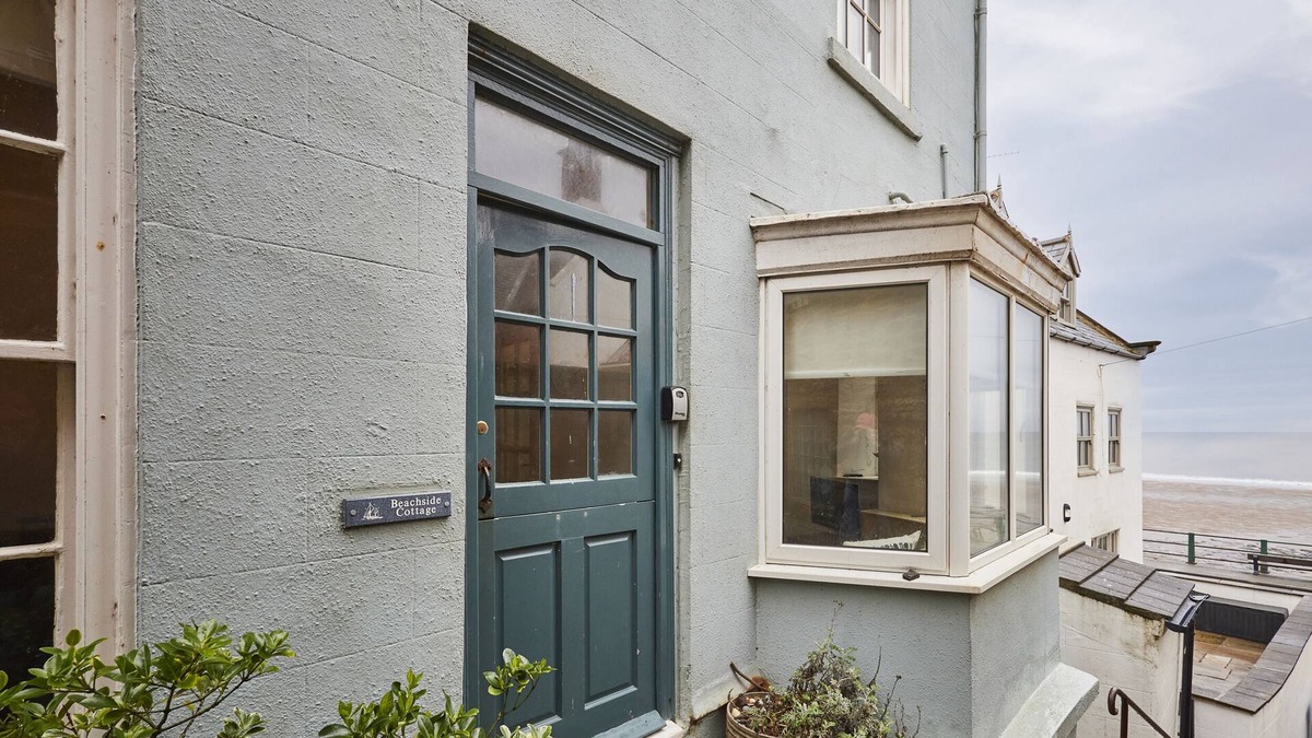 Sandsend Cottage | BEACHSIDE COTTAGE, character holiday cottage in Sandsend