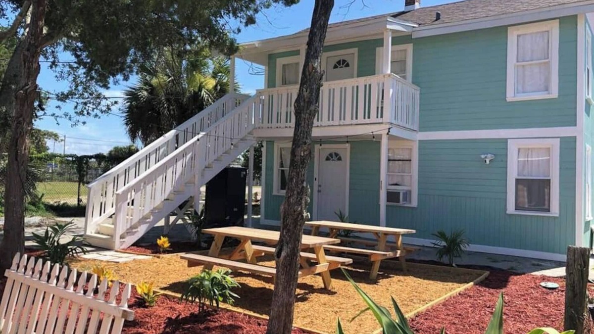 Smith's Memento Apartment | Beachside Cottage Walk 2Beach/Ocean Center PETS OK