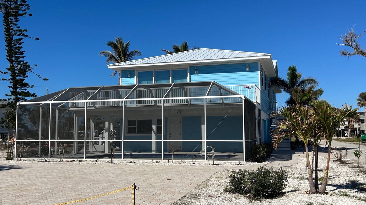 Mid Island House | Beachside Flamingo House , Pool Home 3 bedroom, 3 bath Sleeps 6