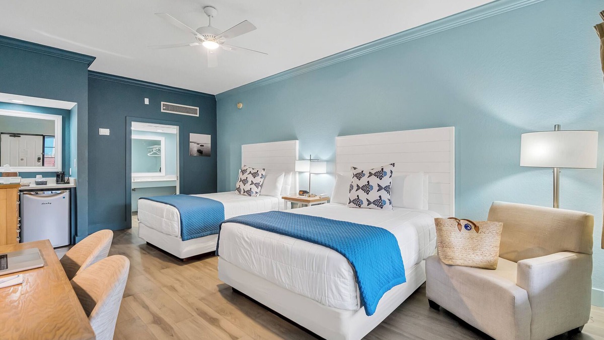 Crystal Beach Hotel | Beachside Inn/Steps from the Beach!/2 Queen Beds