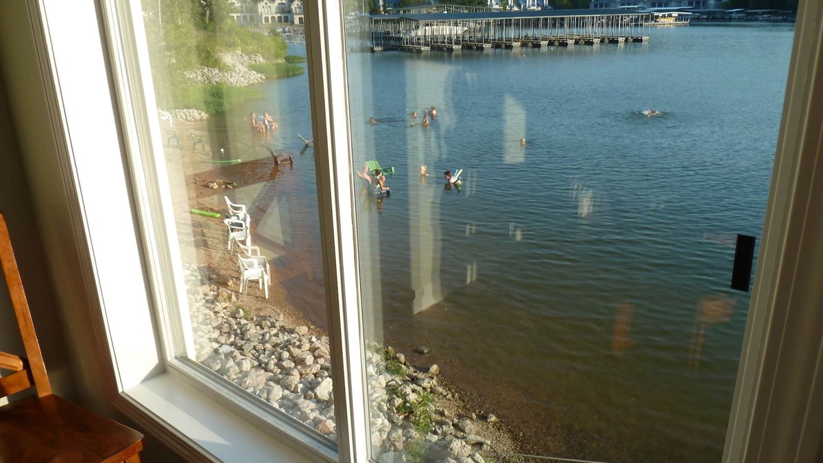 Osage Beach Condo | Beachside⭐ Lakefront ⭐ Sleeps 10 ⭐2 King & 2 Queen Beds⭐3 Full Baths