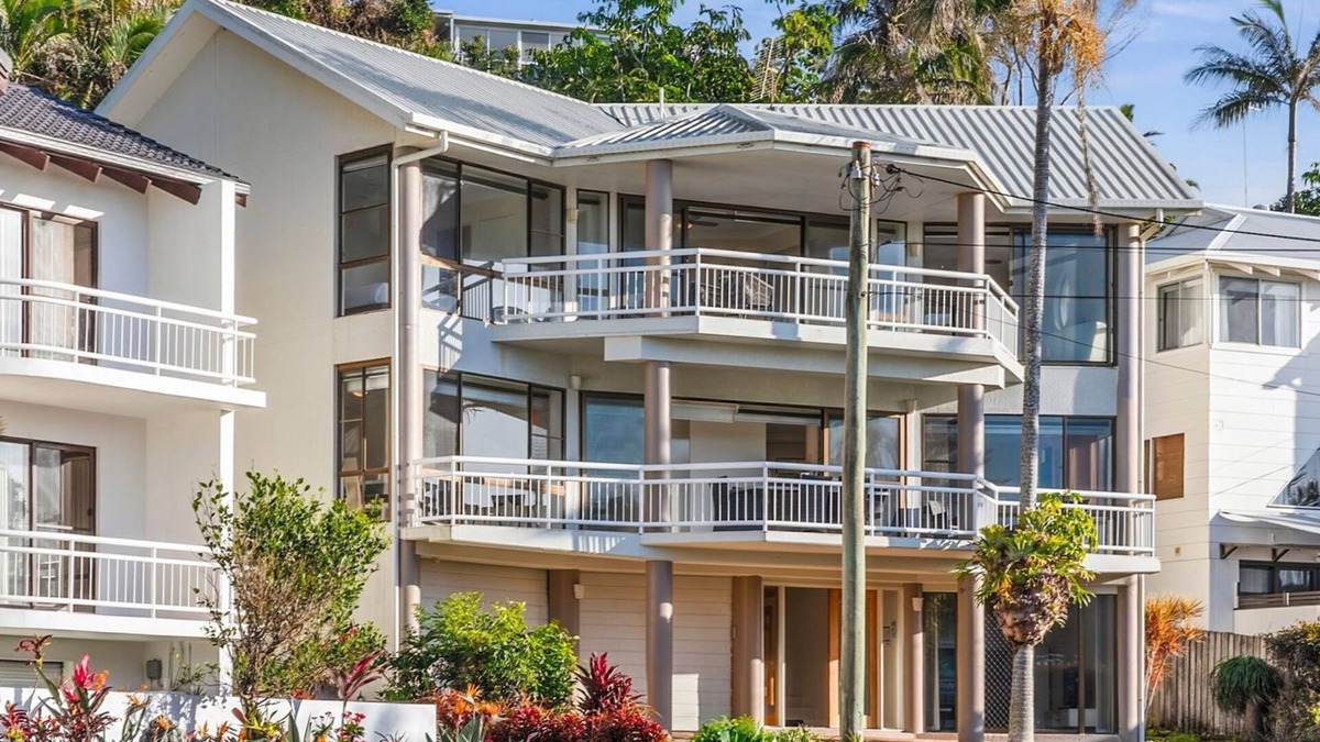 Sapphire Beach House | Beachside Manor - Stunning 6-bedroom, 3-bathroom home in an exclusive, absolute beachfront location