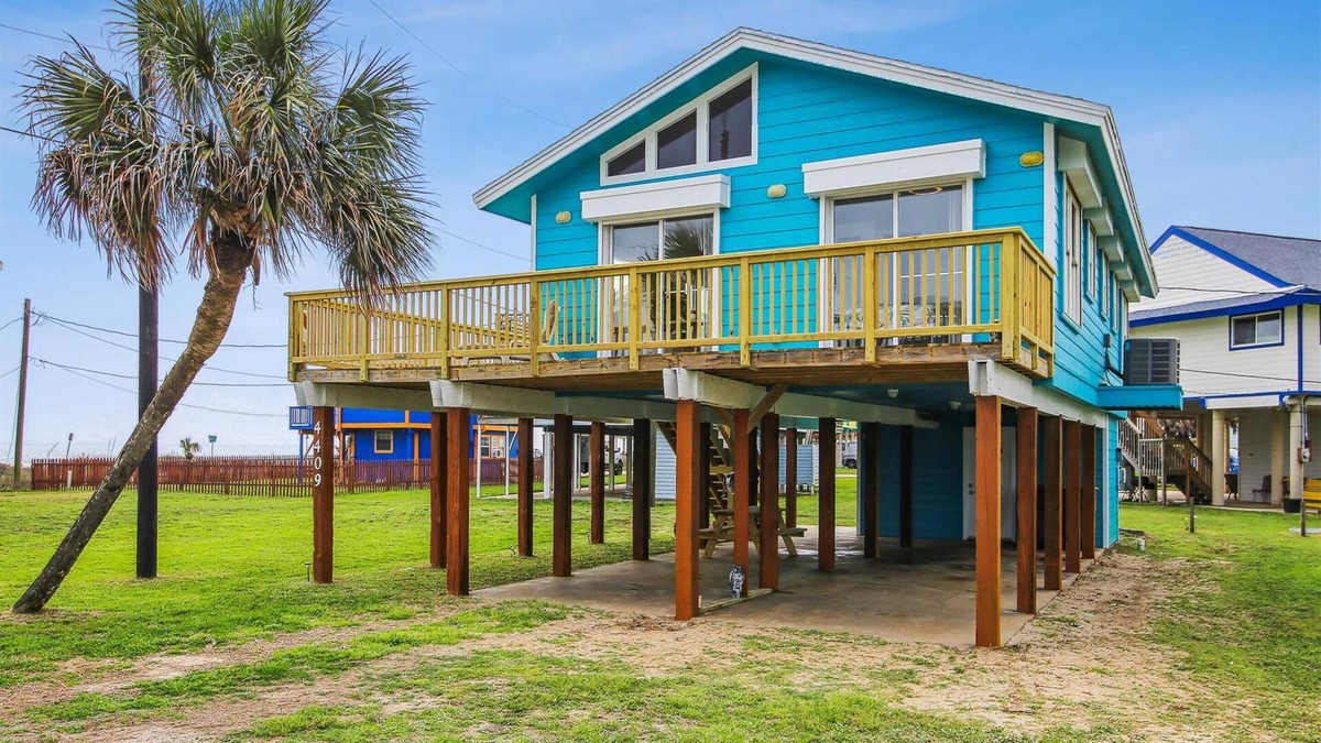 Bermuda Beach House | Beachside Pearl | Pet Friendly, Walk to the Sand