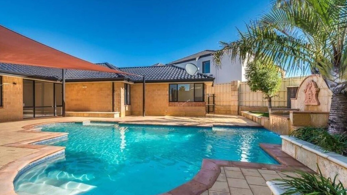 Mindarie Apartment | Beachside Retreat 1 bedroom 1 bathroom home, private pool, 15 min walk to Marina