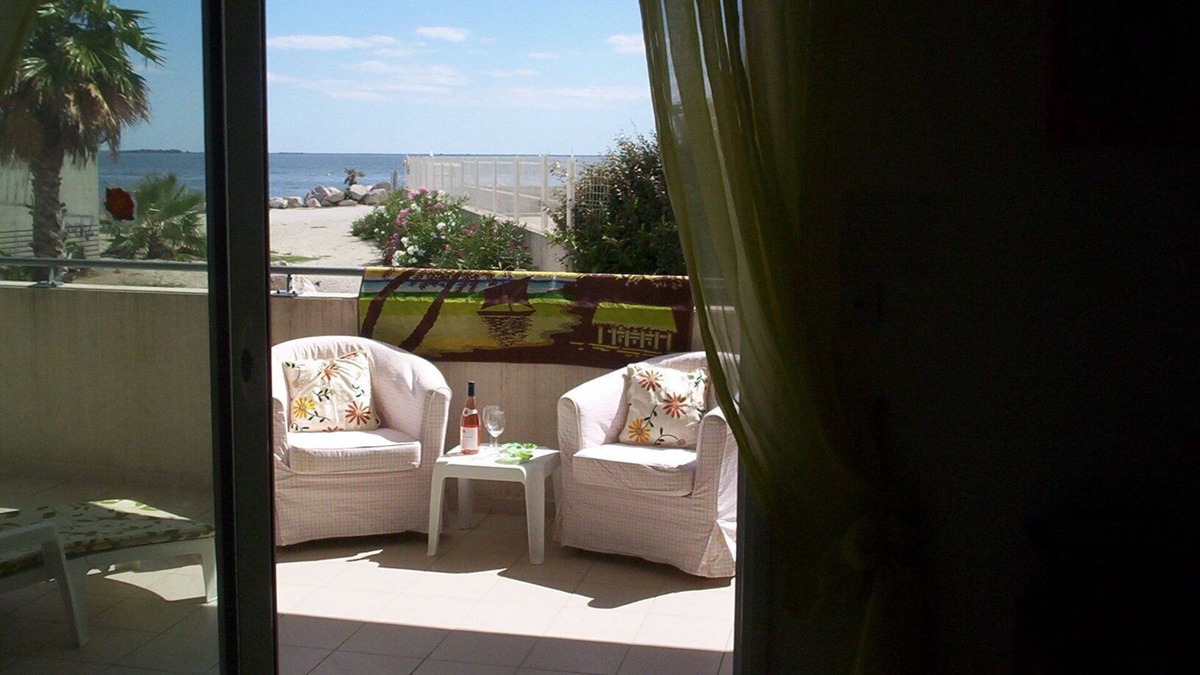 Meze Apartment | Beachside sea views, aircon, internet, modern, private parking