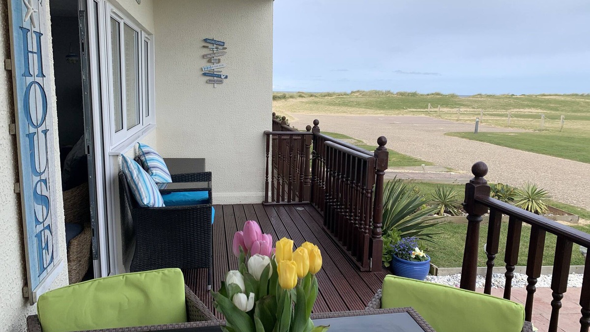Bacton Ski Chalet | Beachside uninterrupted , sea view, on peaceful park dog friendly with TV/Wifi