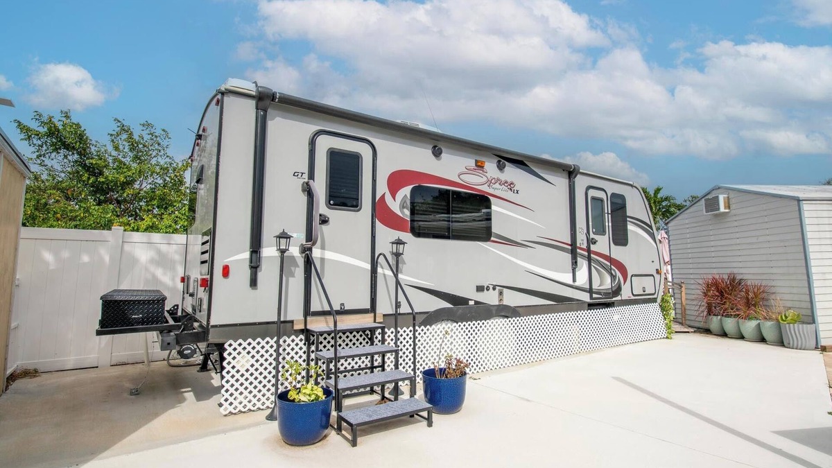 Jupiter House | Beachtime! Charming 1-bedroom trailer w/WiFi & AC & Hotwater Jupiter/Tequesta