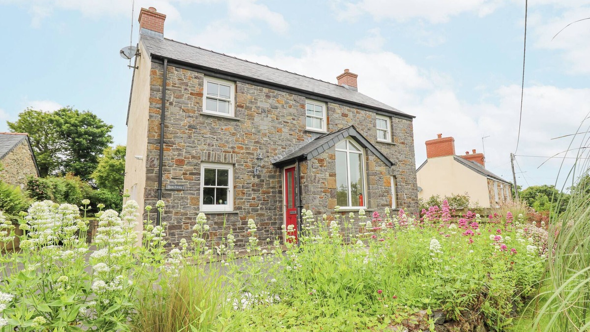 Dinas Cross Cottage | BEACHWAY, pet friendly, country holiday cottage in Dinas Cross