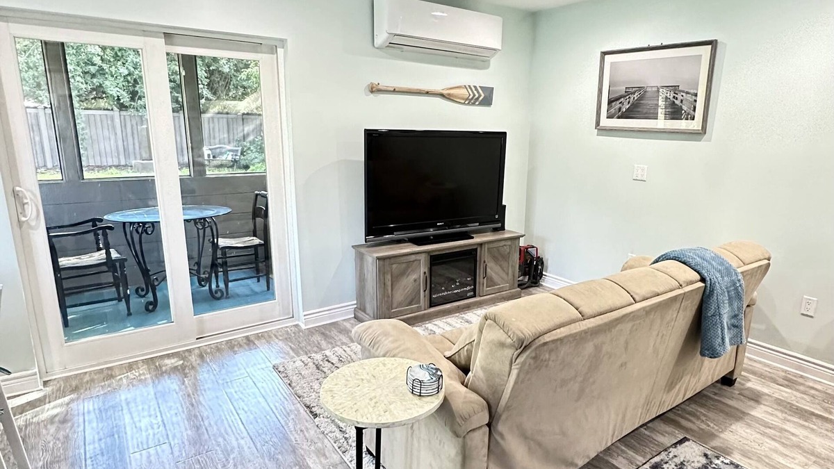 Lake Balboa House | Beachy Bungalow close to all LA theme parks and attractions!