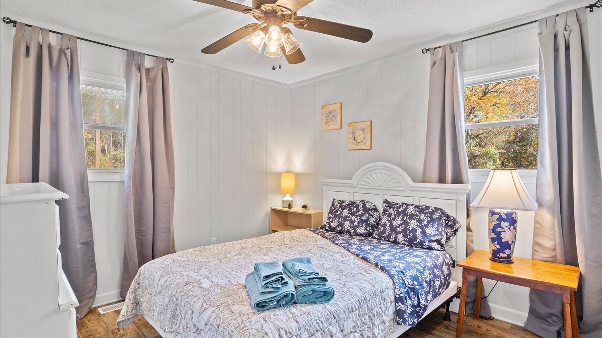 Wake County House | "Beachy" Getaway - Cozy and Secluded Lodge Home