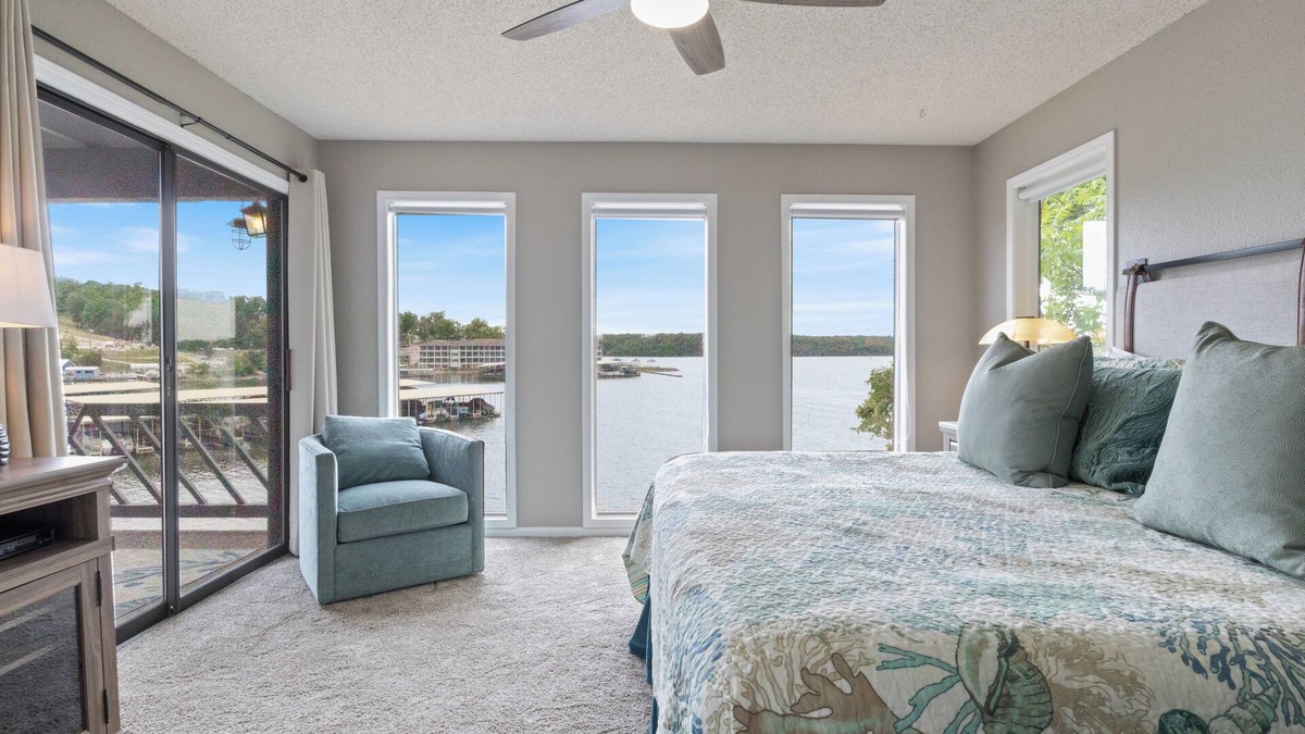 Osage Beach Condo | Beachy Lakefront - Covered Patio - Putting Green - No Stairs/Easy Access - Kg Bd