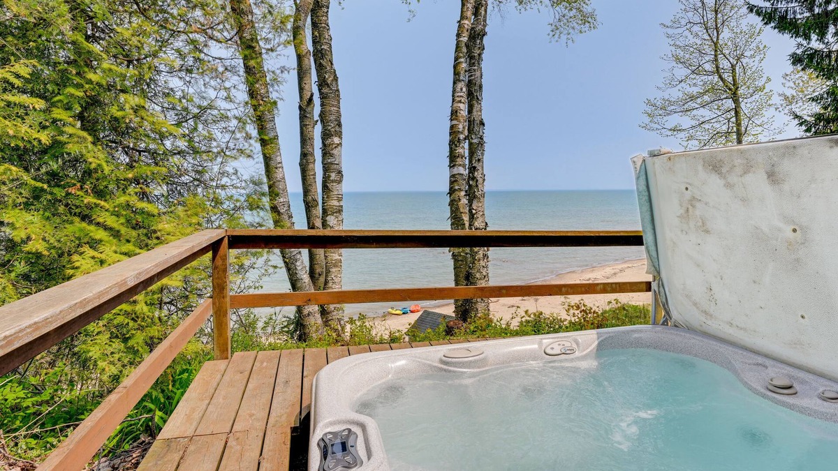 Forestville Cottage | Beachy Palms Cottage on Lake Huron w/Hot Tub!