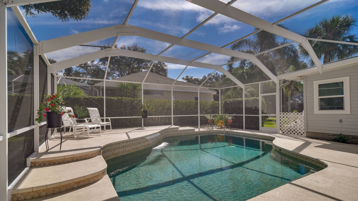 Tarpon Springs Cottage | Beachy Tarpon Springs Retreat w/ Shared Pool!