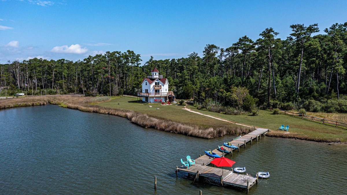 Windmill Point House | Beacon Bay Getaway: Private pier/large yard/King/Kayaks/SUP
