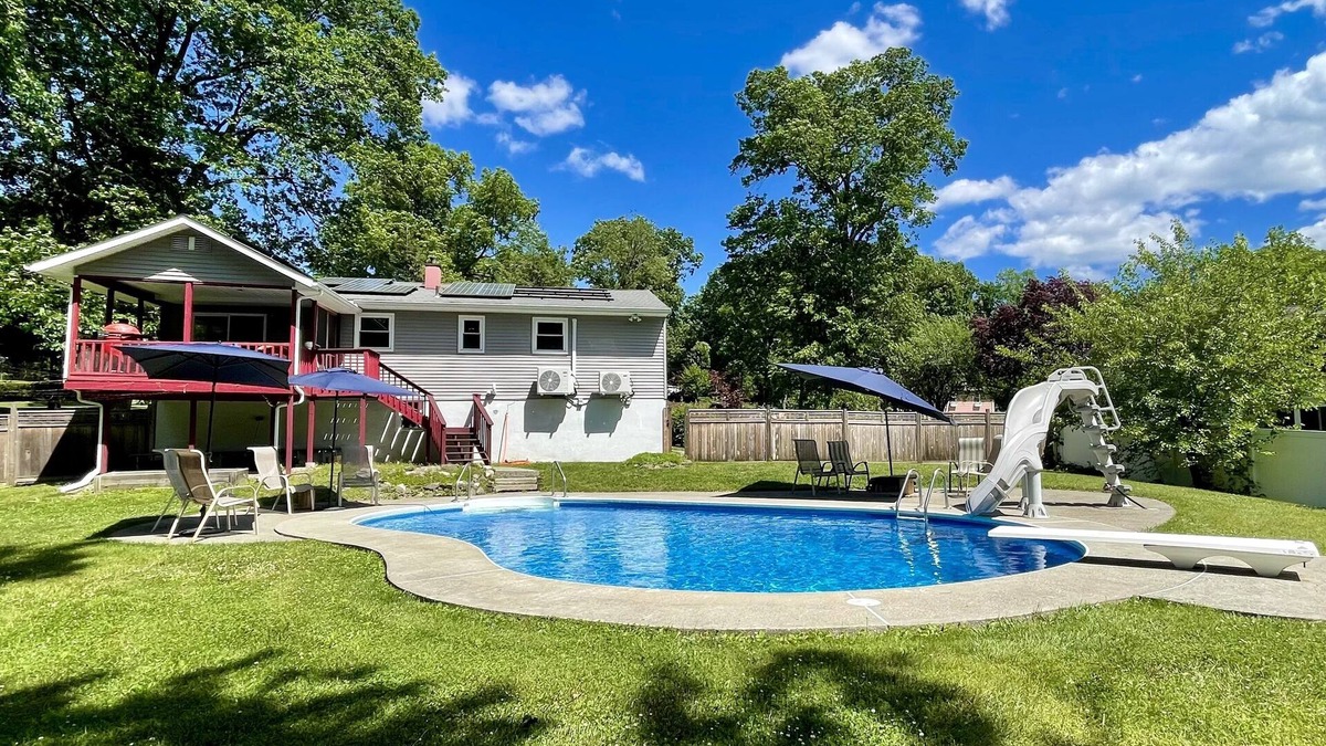 Beacon House | Beacon,Hudson Valley, 4bedroom 2bath, Sleeps 7, Pool, Hot Tub, Wifi,1.5m to town