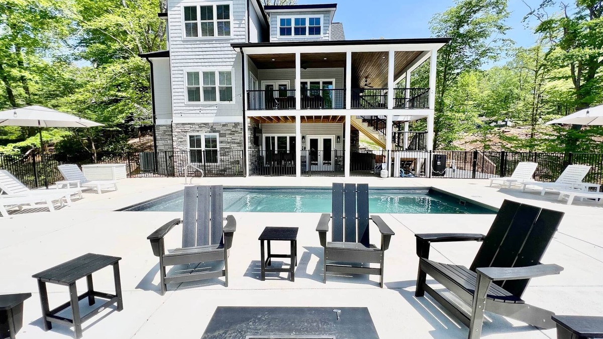 High Point House | Beacon Pointe, New 7-Bed Lakefront Luxury w/Covered Decks + Heated Salt Water Pool, Hot Tub, Dock!