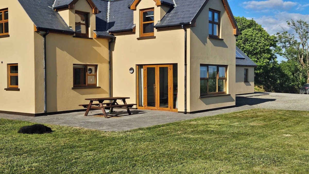 Skibbereen House | Beacon View House, 4-Beds, Sleeps 8, Parking