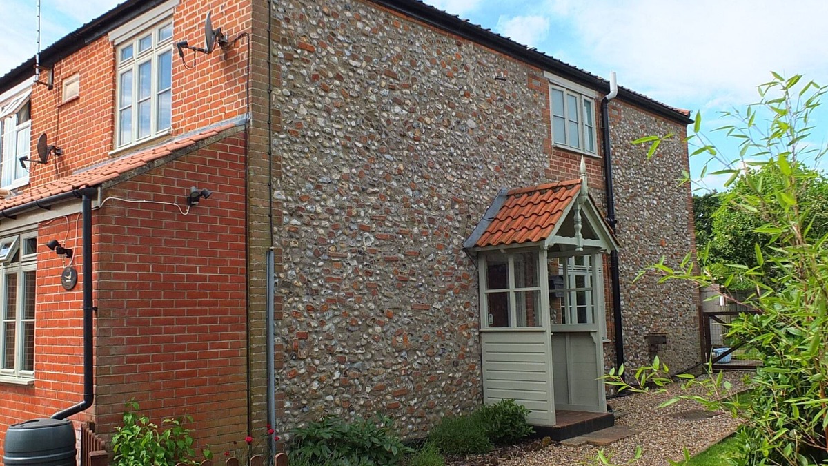 Briston Cottage | BEACONSFIELD COTTAGE, pet friendly, with open fire in Briston