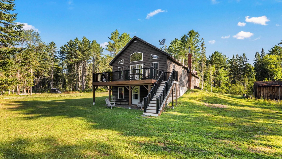 Oquossoc House | Beagle Lodge - Four season getaway - with shared waterfront and snowmobile access from your door!