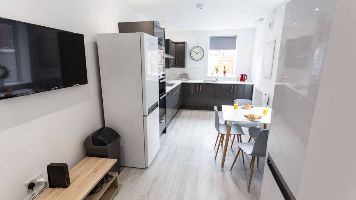 Warrington House | Beamont House - Four bedroom all en-suite house