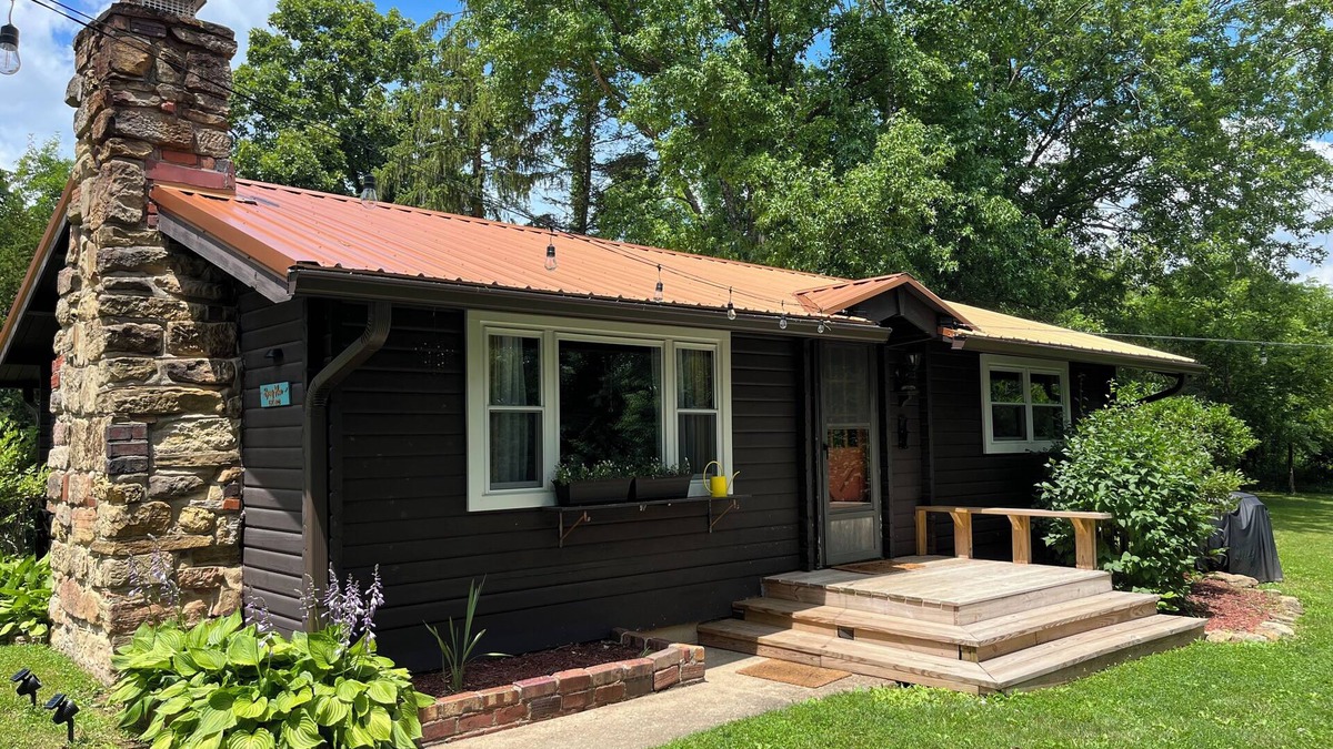 Athens Cabin | Bean’s Place - Adorable ridge top cabin five miles from Ohio University!