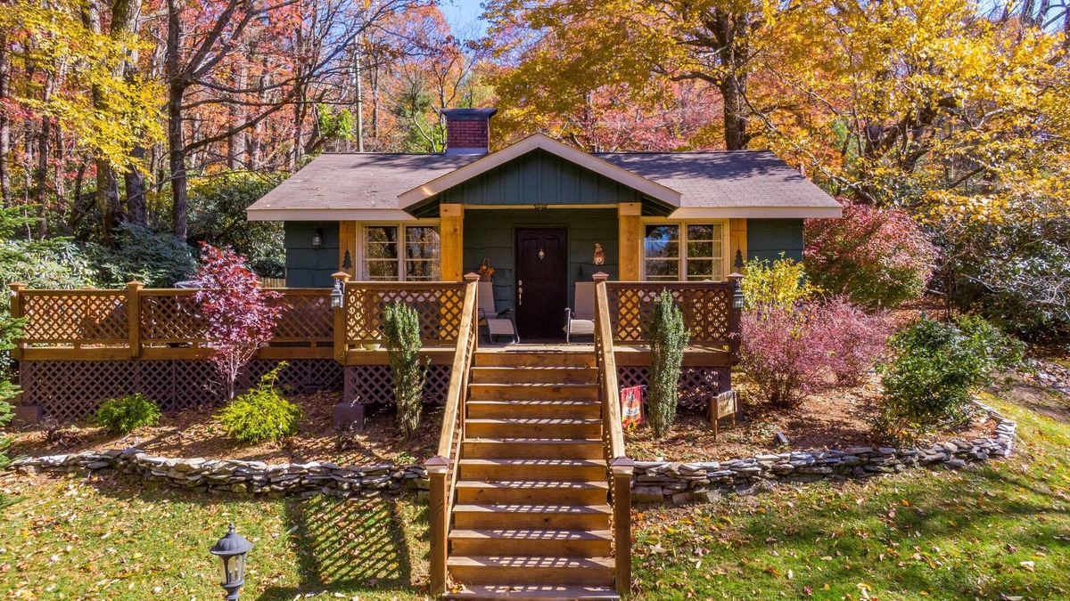 Blowing Rock Cabin | Bear Bungalow - 1 mile from Main Street Blowing Rock! Hot Tub - Pet Friendly - Fenced In Yard
