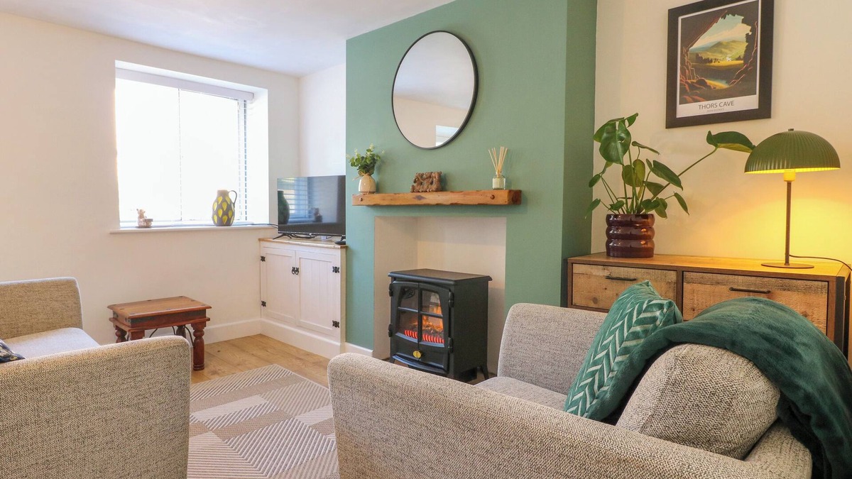 Cromford Cottage | BEAR COTTAGE, pet friendly, with a garden in Cromford
