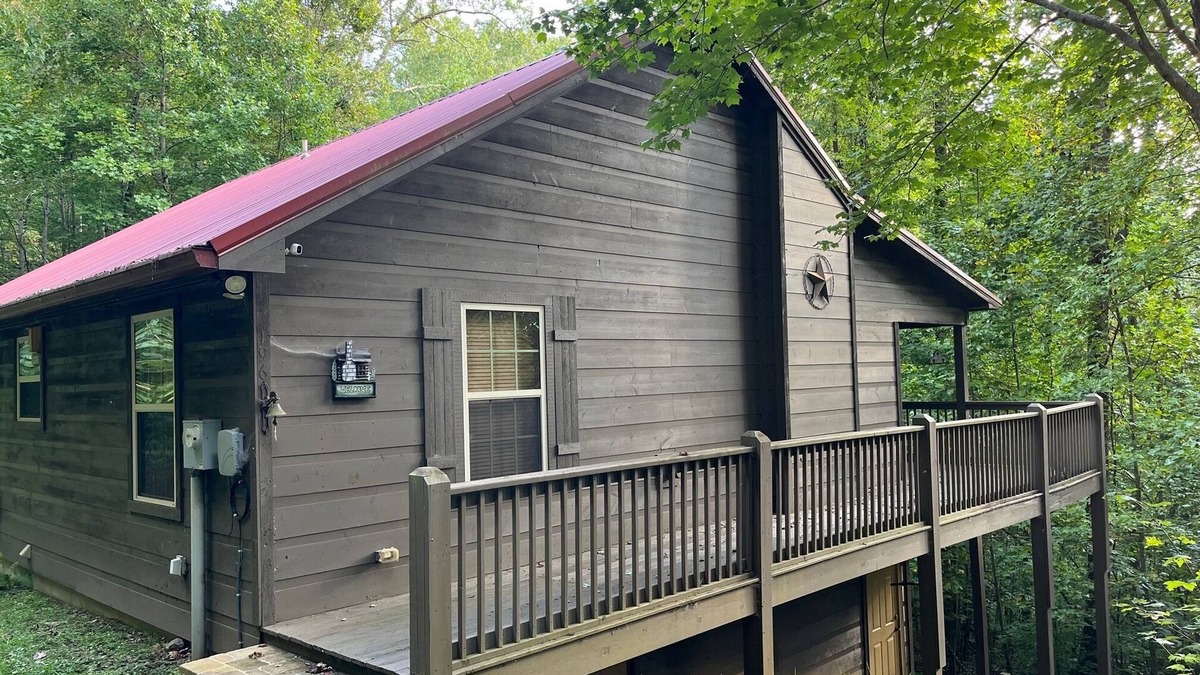Hayesville Cabin | Bear Cub Cabin - Fireplace