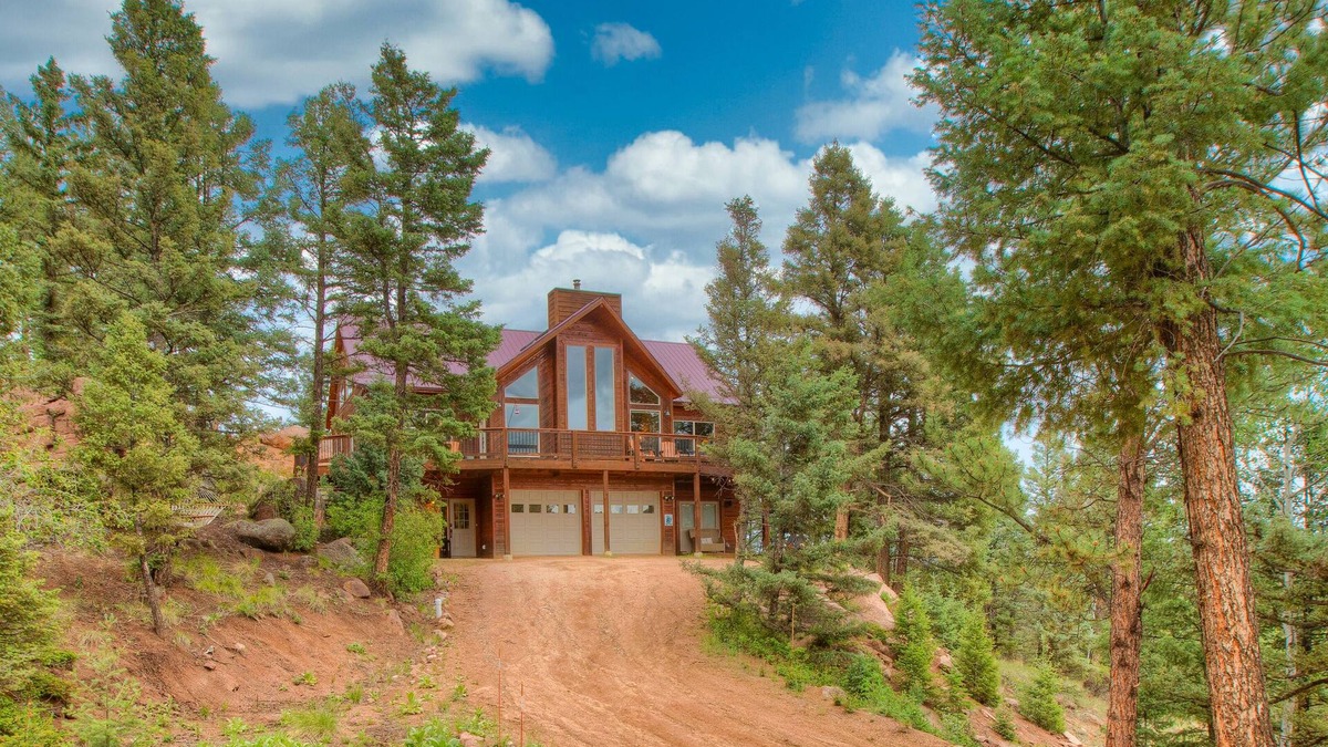 Florissant Cabin | Bear Cub Lodge- Amazing Pikes Peak View! Hot tub! Ping Pong Table! 6 Acres! WiFi