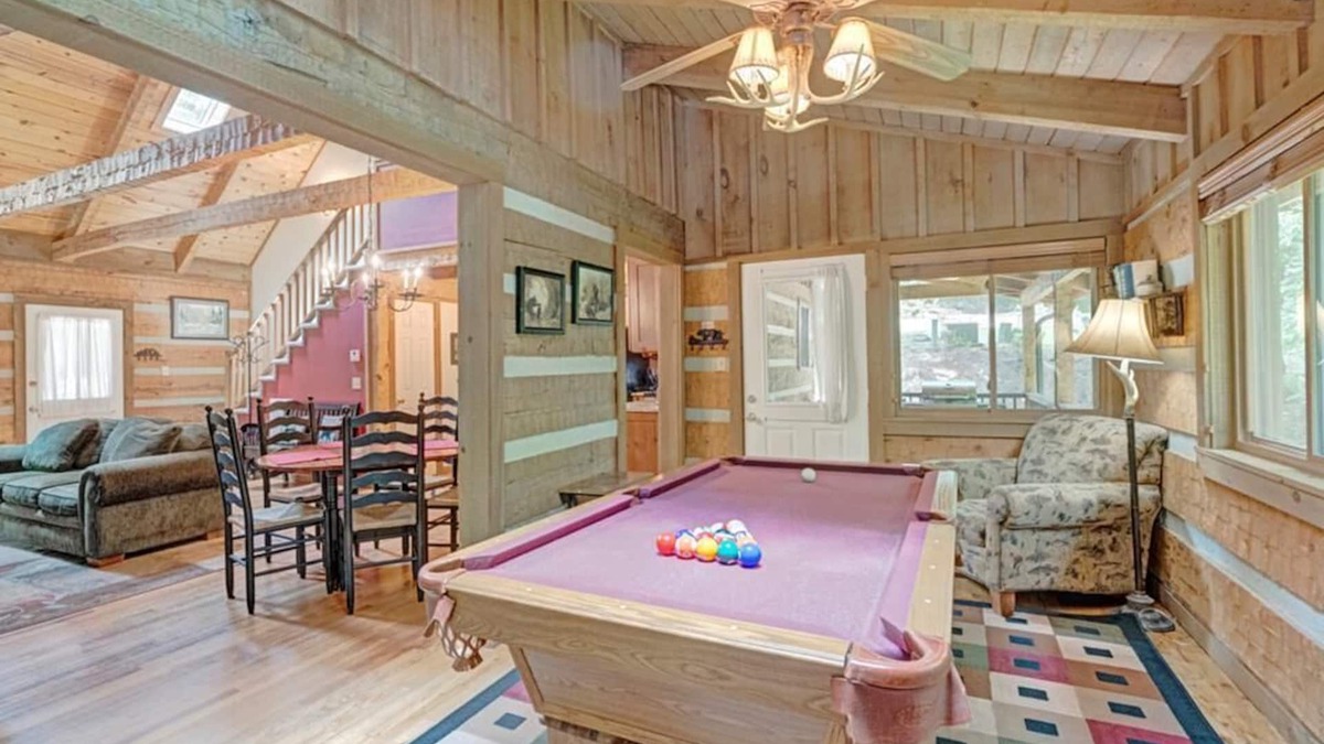 Seven Devils Cabin | Bear Den- Mountain Log Cabin, Wood Fireplace, Pool Table, Gas Grill, Hiking Trails, Skiing, Zipli.