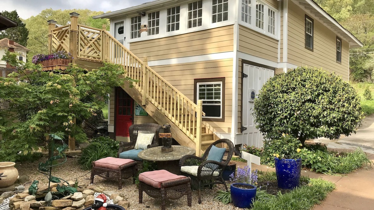 St. Elmo Improvement League Apartment | Bear House 1890, Lilly's Loft, Delightful, Upgraded amenities, Walk to Cafes