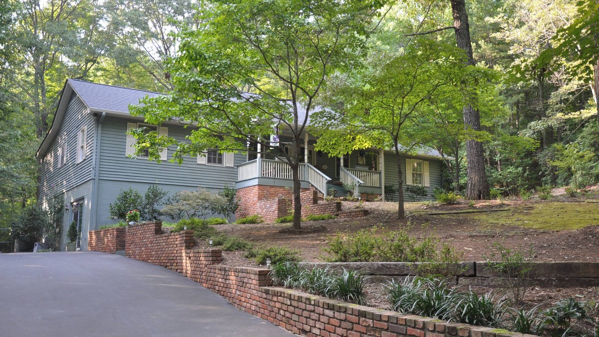 Lynn House | Bear Hugs Cottage- Relax in the mountains!