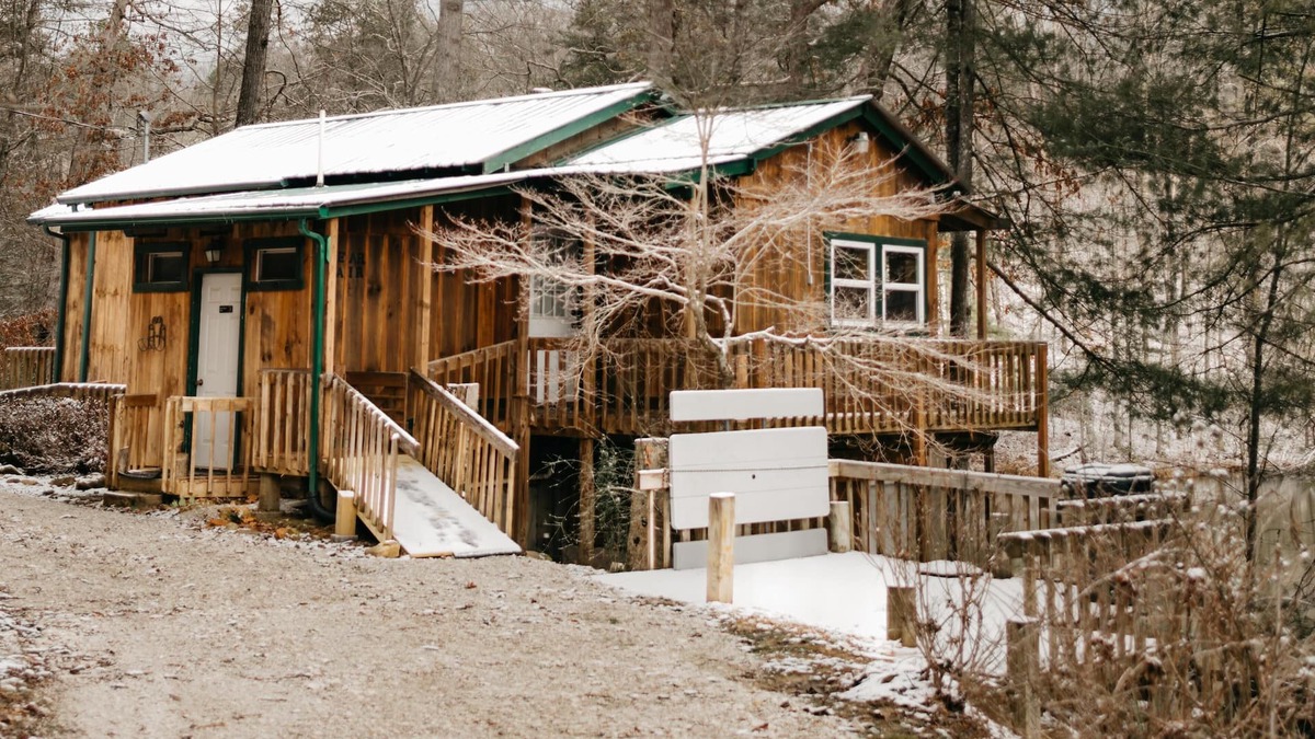 Beattyville Cabin | Bear Lair: Luxe cabin, private lake, caves, trails, fast WiFi @ Bear Track Lake