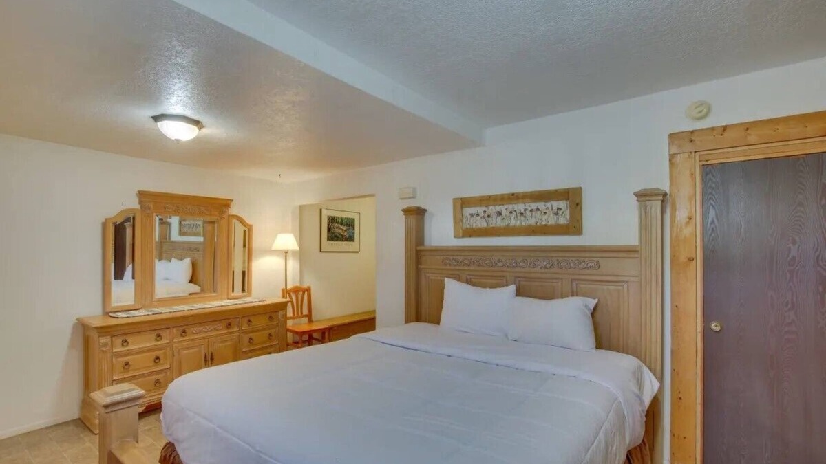 Paris Apartment | Bear Lake Charming Apt w Kitchen