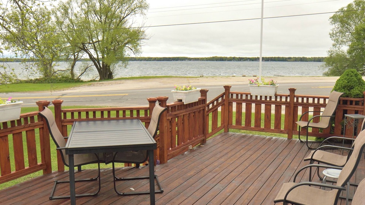 Bear Lake House | Bear Lake Garden House - 3 Bedroom house with Wi-Fi and Large Deck