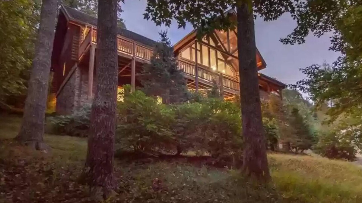 Blowing Rock Cabin | Bear Lodge at Misty Mountain - Stunning Pet Friendly Luxury Log Cabin with Grandfather Views!