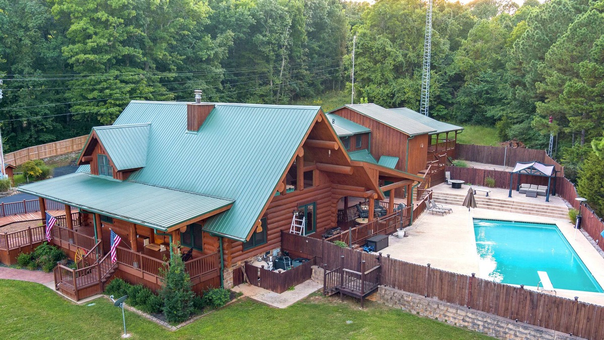 West Fork House | Bear Lodge - Log Cabin with pool - 7 Bedrooms