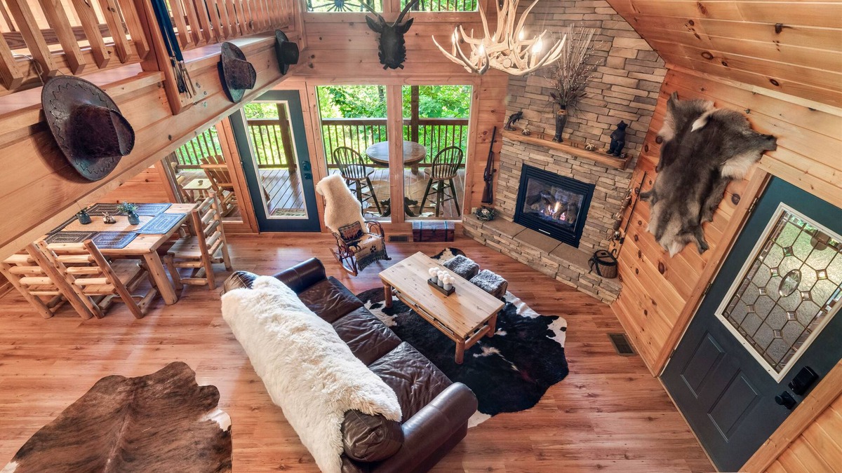 Gatlinburg - Pigeon Forge Cabin | 'Bear Mountain Chalet' in Sevierville w/Hot Tub