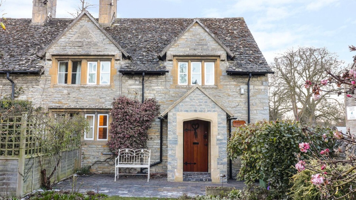 Bretforton Cottage | BEAR'S COTTAGE, family friendly, with a garden in Bretforton