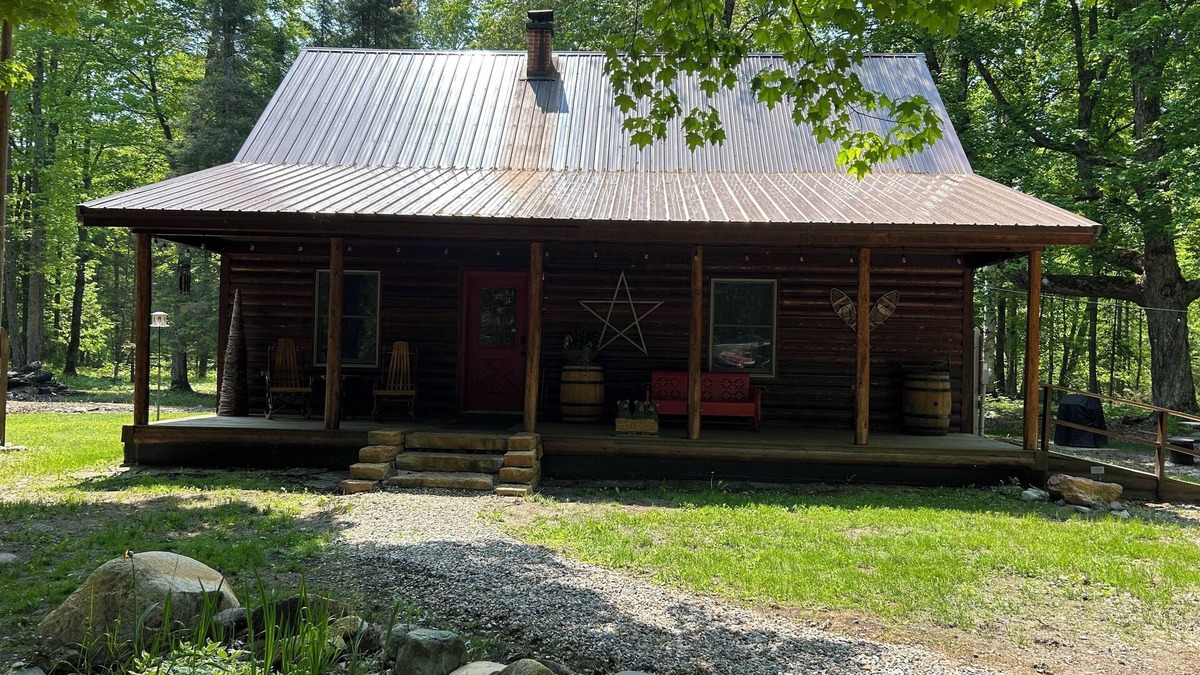 Barbeau Cabin | Bear's Den, A cozy 3-bedroom cabin in mature woods on Neebish Island with WiFi