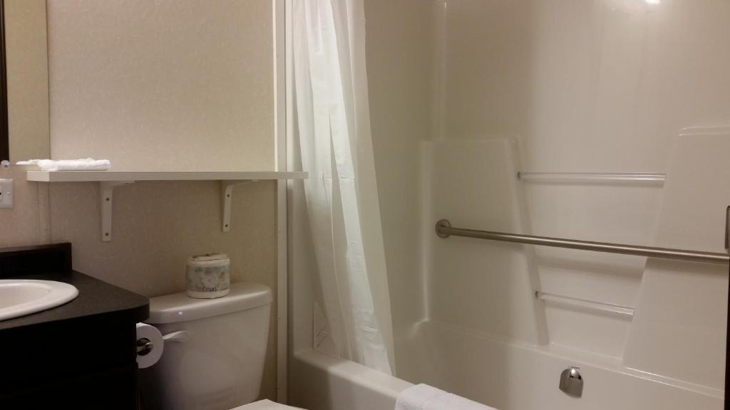 Shaunavon Hotel | Bear's Den Lodge