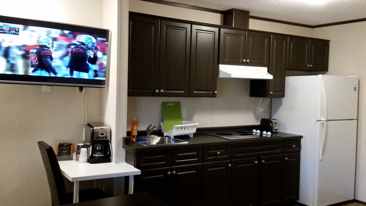 Shaunavon Hotel | Bear's Den Lodge