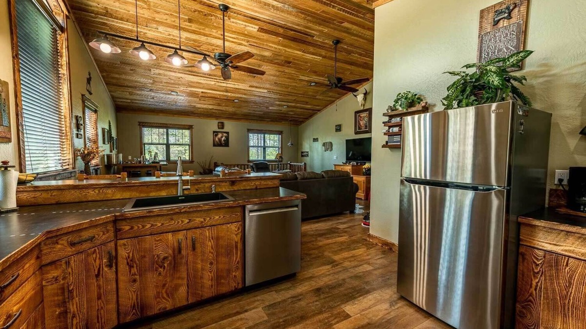 Coram Apartment | BEAR TRACK HIDEAWAY Sleeps 4 - Just 10 minutes from Glacier National Park