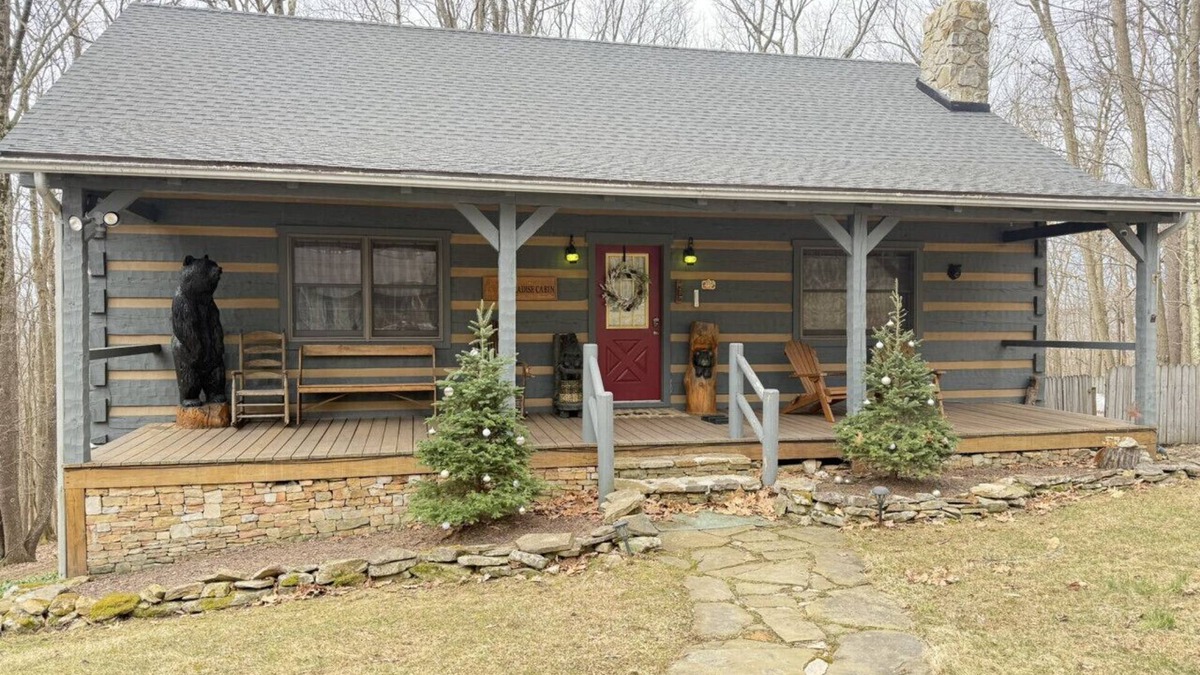 Alpine Lake Cabin | Bearadise 3BR w/Loft Cabin w/Game Room, Fire Pit & Resort Amenities