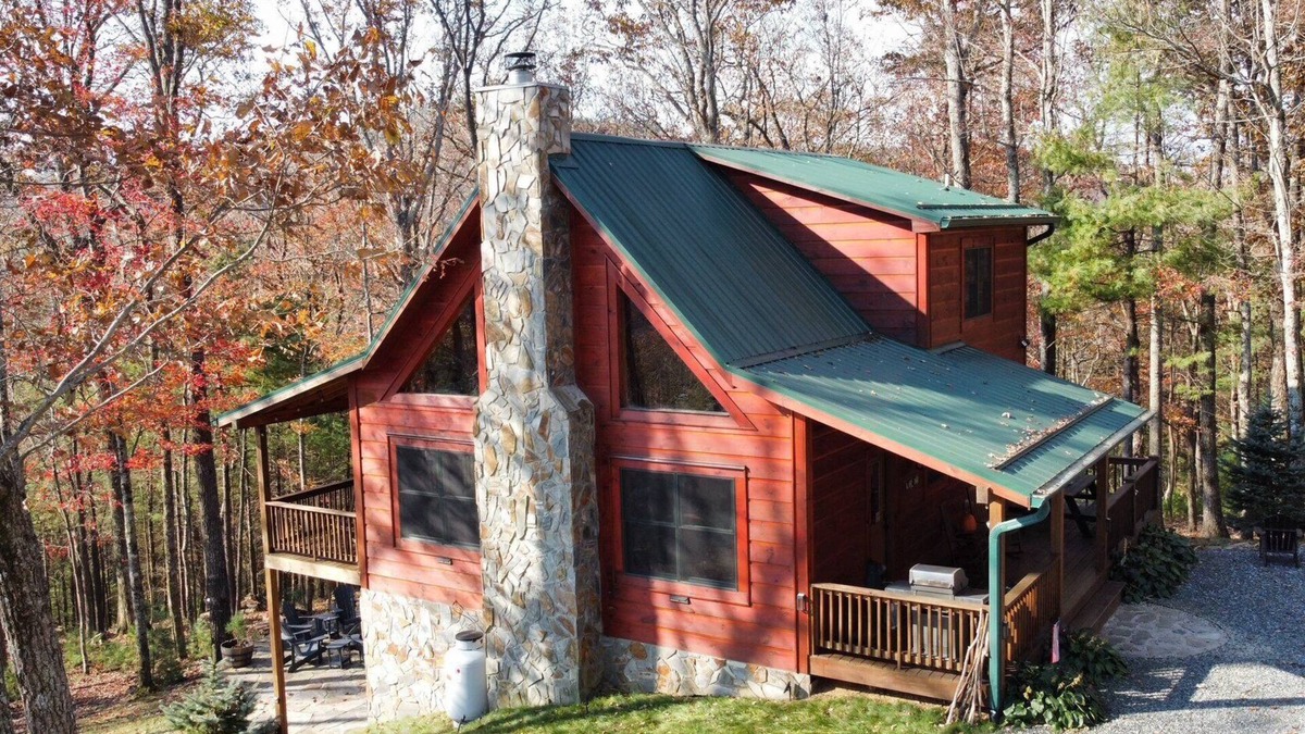 West Jefferson Cabin | Bearadise at Blue Ridge- 3 bed 3 bath log cabin with fire pit, pool table, pet friendly