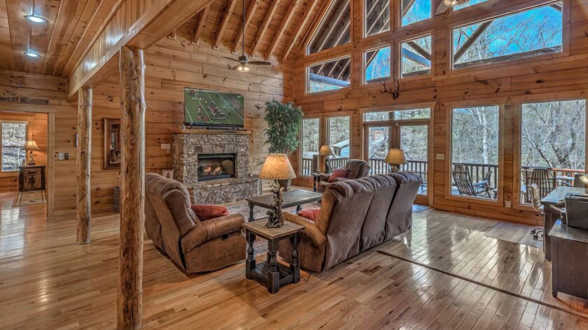 McCaysville Cabin | Bearfoot Lodge - Pet Friendly | Hot Tub | River front | Pool Table | Shuffleboard