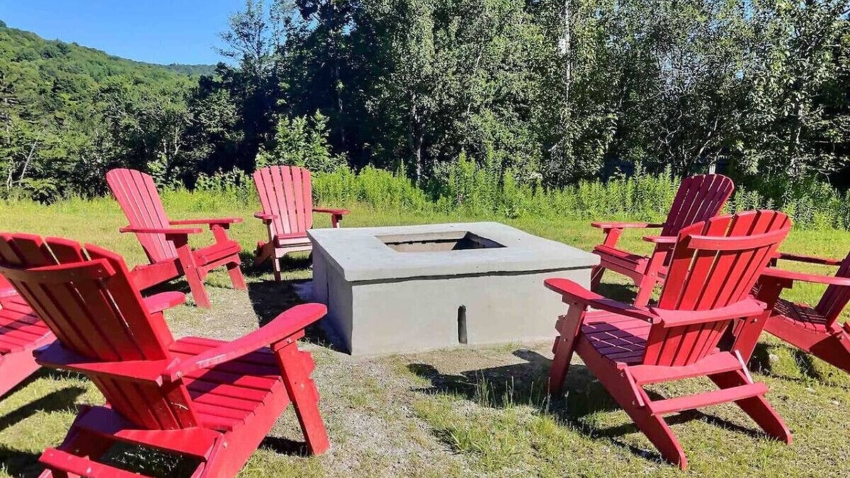 Killington Apartment | BearForceOne - AC Hot Tub Pool table Grill FirePit