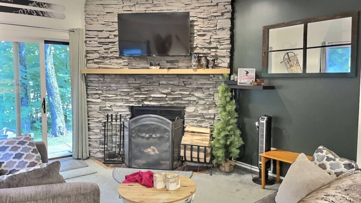 Killington Apartment | Bearmont- Pool, HotTub, FirePit, AC, Gym, Sauna