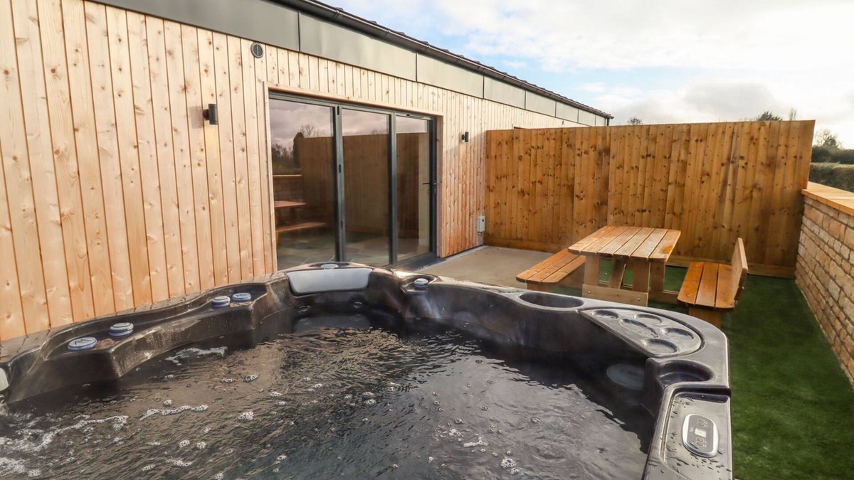 Little Rissington Cottage | BEARS COURT BARN 4, pet friendly in Bourton-On-The-Water