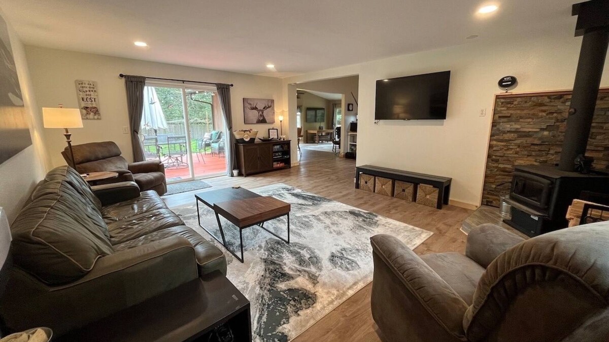 Ashford House | Bear’s Den hideaway with hot tub